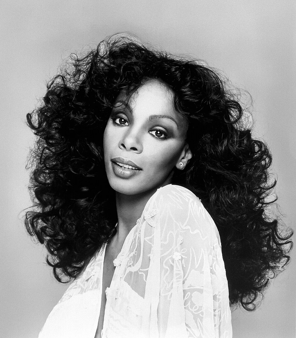 DONNA SUMMER: la regina della discomusic: tinyurl.com/2y98xgfn 

La celebre cantante afroamericana contribuì a lanciare la discomusic europea in contrapposizione a quella americana creata da Berry White.