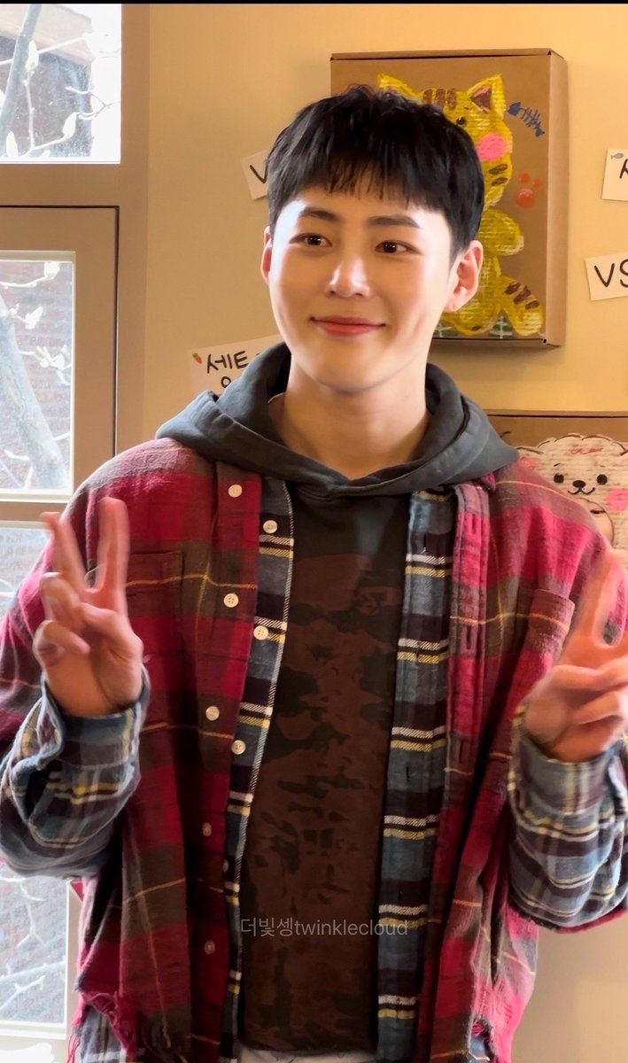 잘생긴 사랑둥이 왕자 애기 하성운에게서
못벗어나고 있는 중😍하성운 얼굴로 세계정복