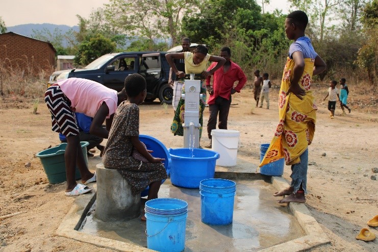 What can you do in a day without water? Today is #WorldWaterDay2024. Through @USAID's MOMENTUM Tikweze Umoyo and Akule ndi Thanzi projects, we help the people of #Malawi to have clean and potable water. #MalawiMatters @feedthechildren @Amref_Worldwide