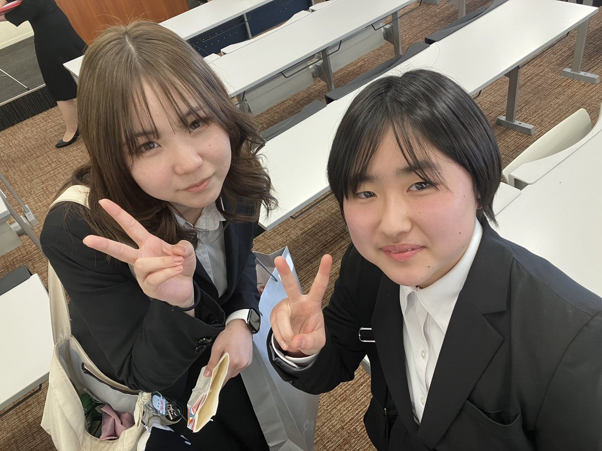 huma_tan's tweet photo. 卒業式🎓👏🏫
ユマ短6期生が卒業していきました☺️
コロナ明けの大学生活、思いっきり突き進んでくれたお陰で、ユマ短の魅力が一層増したのではないかと思います💞
ゼミ活動に、資格勉強、実習、就活、本当に大変な2年間だけど、良く頑張りました🫰
皆さまの今後の活躍を楽しみにさせて下さい😊 https://t.co/MzknEbcssd