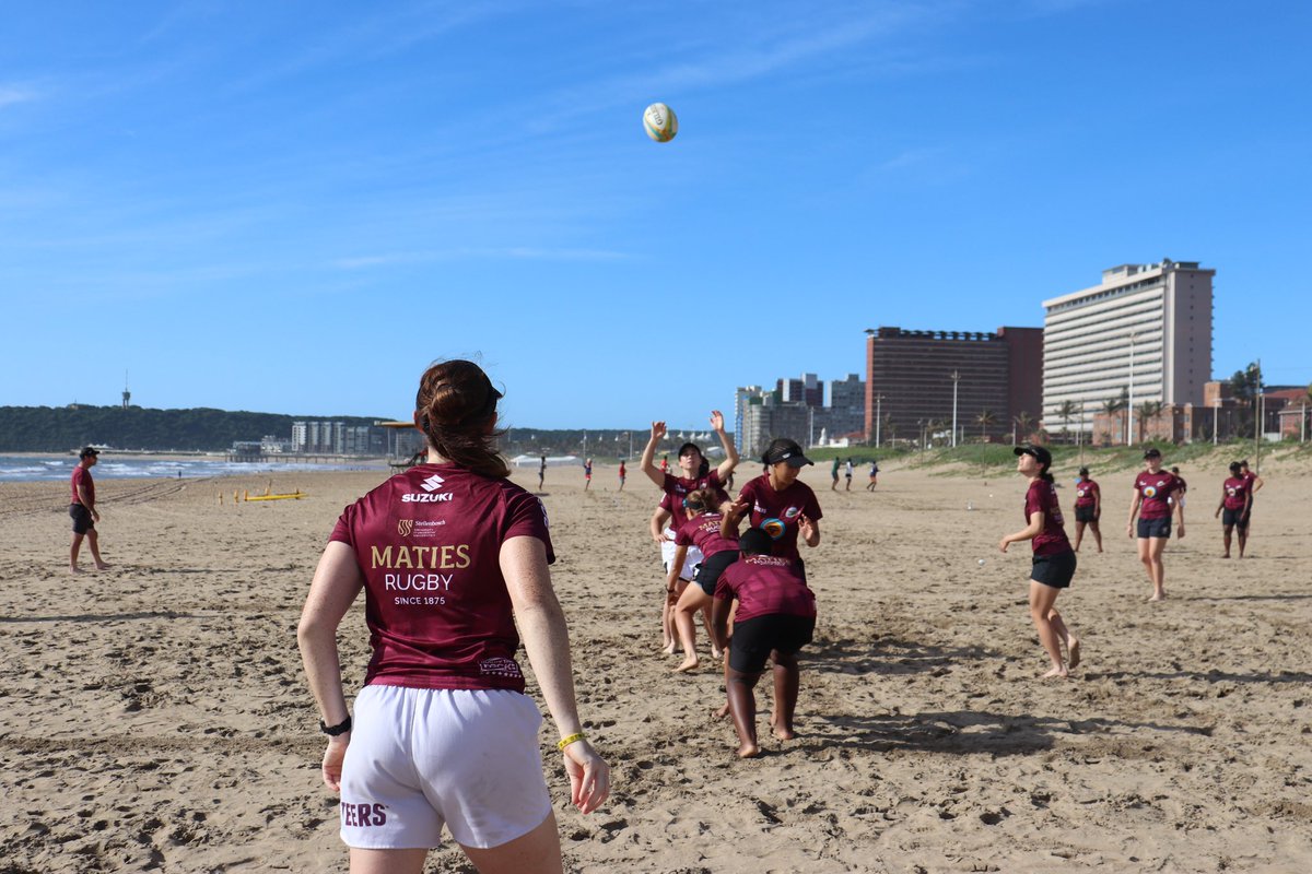 ACTIVATIONS ⚡ Our women’s rugby team started this morning with some activations on the beach 🏖️ The team was full of energy and enthusiasm ahead of their game this afternoon🤩 #matiesrugby #RugbyThatRocks #TheHeatisOn