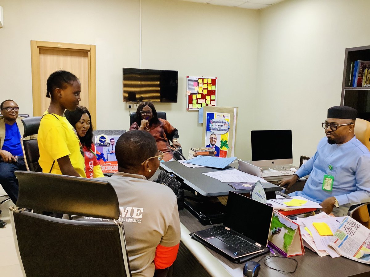 HOS_Edo's tweet photo. The Edo Agency for Mass Education visits the Head of Service, obtains a two year tuition scholarship for one of their students. The Director, Edo Agency for Mass Education Dr Sola Okunkpolor with members of her team yesterday paid a courtesy visit to the Edo State Head of Service https://t.co/Oyk3ym8K4o