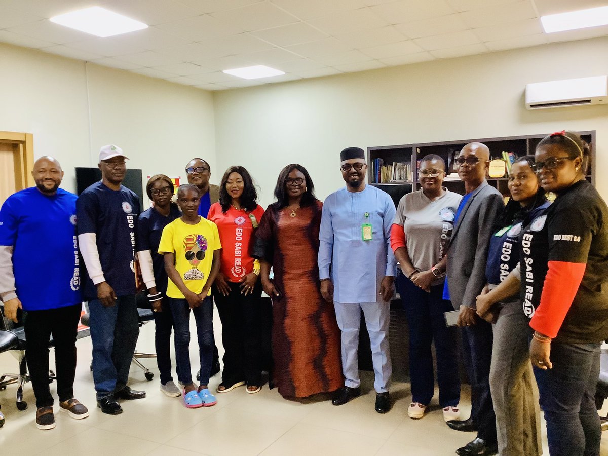 HOS_Edo's tweet photo. The Edo Agency for Mass Education visits the Head of Service, obtains a two year tuition scholarship for one of their students. The Director, Edo Agency for Mass Education Dr Sola Okunkpolor with members of her team yesterday paid a courtesy visit to the Edo State Head of Service https://t.co/Oyk3ym8K4o