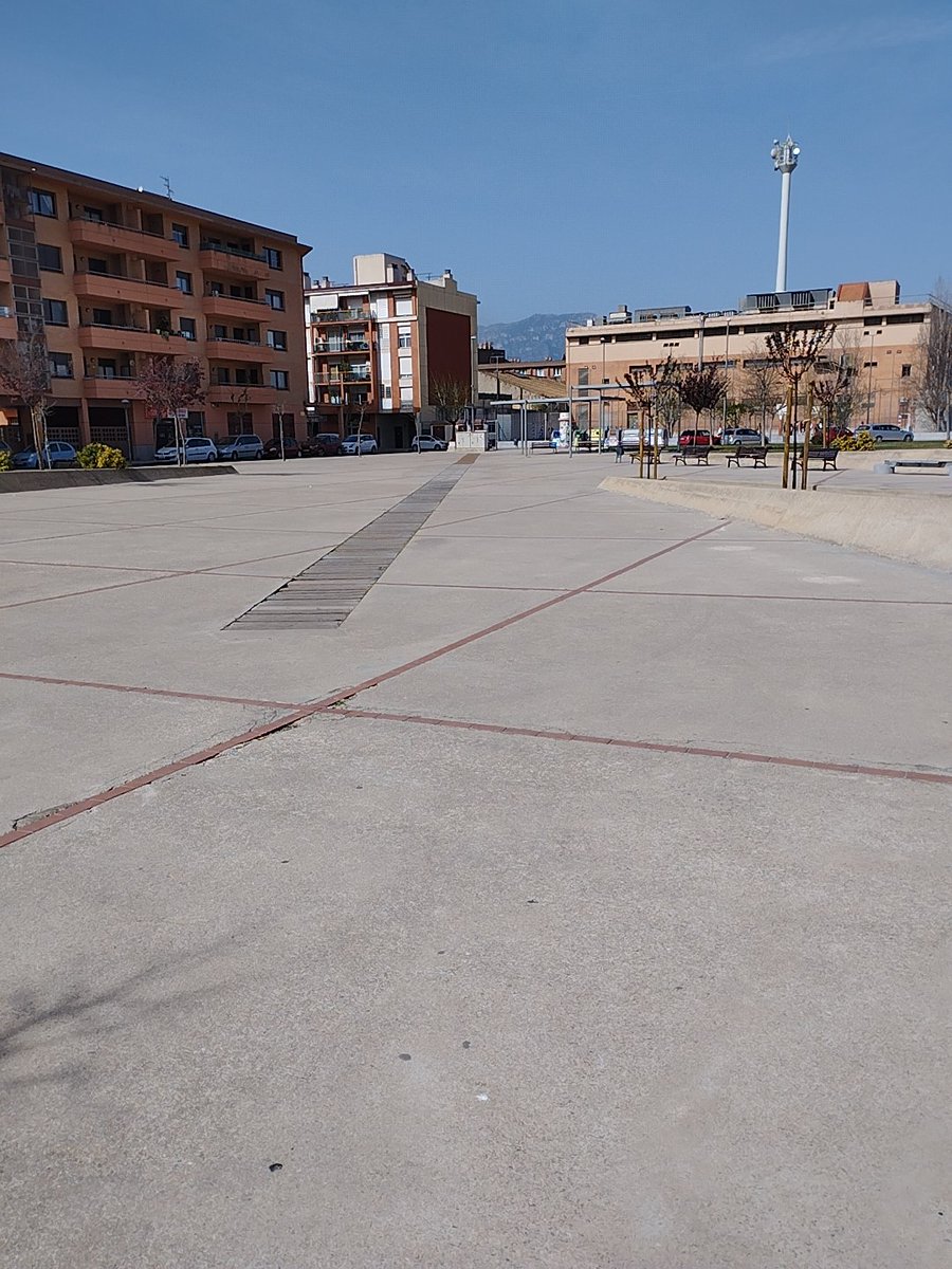 brian_ebre's tweet photo. Hi ha un premi especial per a la gent que dissenya places així en un país on fa sol i calor 400 dies a l'any (i cada cop més)? https://t.co/7qc9mcWYq0