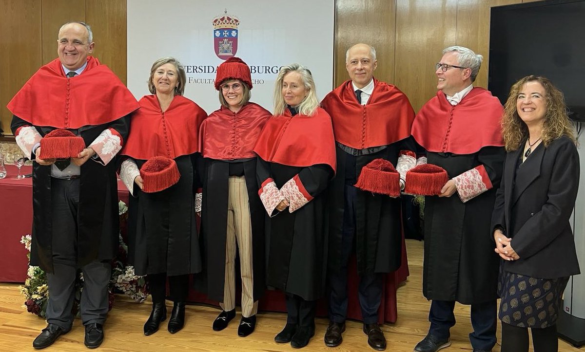 De la mano de <a href="/mjimeno3/">Mar Jimeno Bulnes</a> fiesta académica en <a href="/UBUEstudiantes/">Universidad Burgos</a> por gran tesis doctoral #DerechoProcesal de <a href="/AnaVicpe/">Ana Vicario Pérez</a> ante tribunal de 5 y con ‘mención internacional’. Felicidades!!