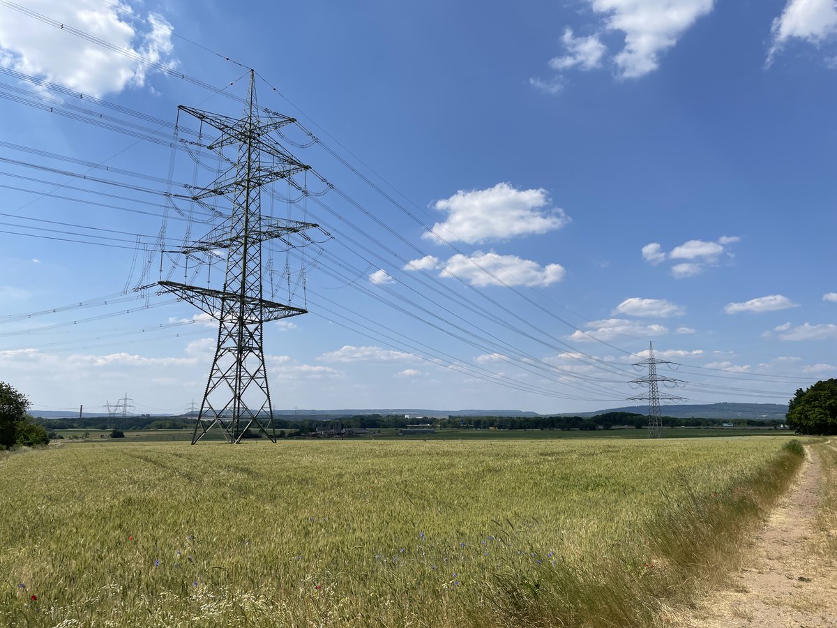 Amprion's tweet image. Mehr #Strom fürs @saarland_de! ⚡️#Amprion verstärkt die #Freileitung zwischen Uchtelfangen &amp;amp; Ensdorf mit neuen Leiterseilen. Denn der Bedarf an elektrischer Leistung im #Saarland wächst und so können wir mehr Strom übertragen. Alle Details zum Baustart: amprion.net/Presse/Presse-…