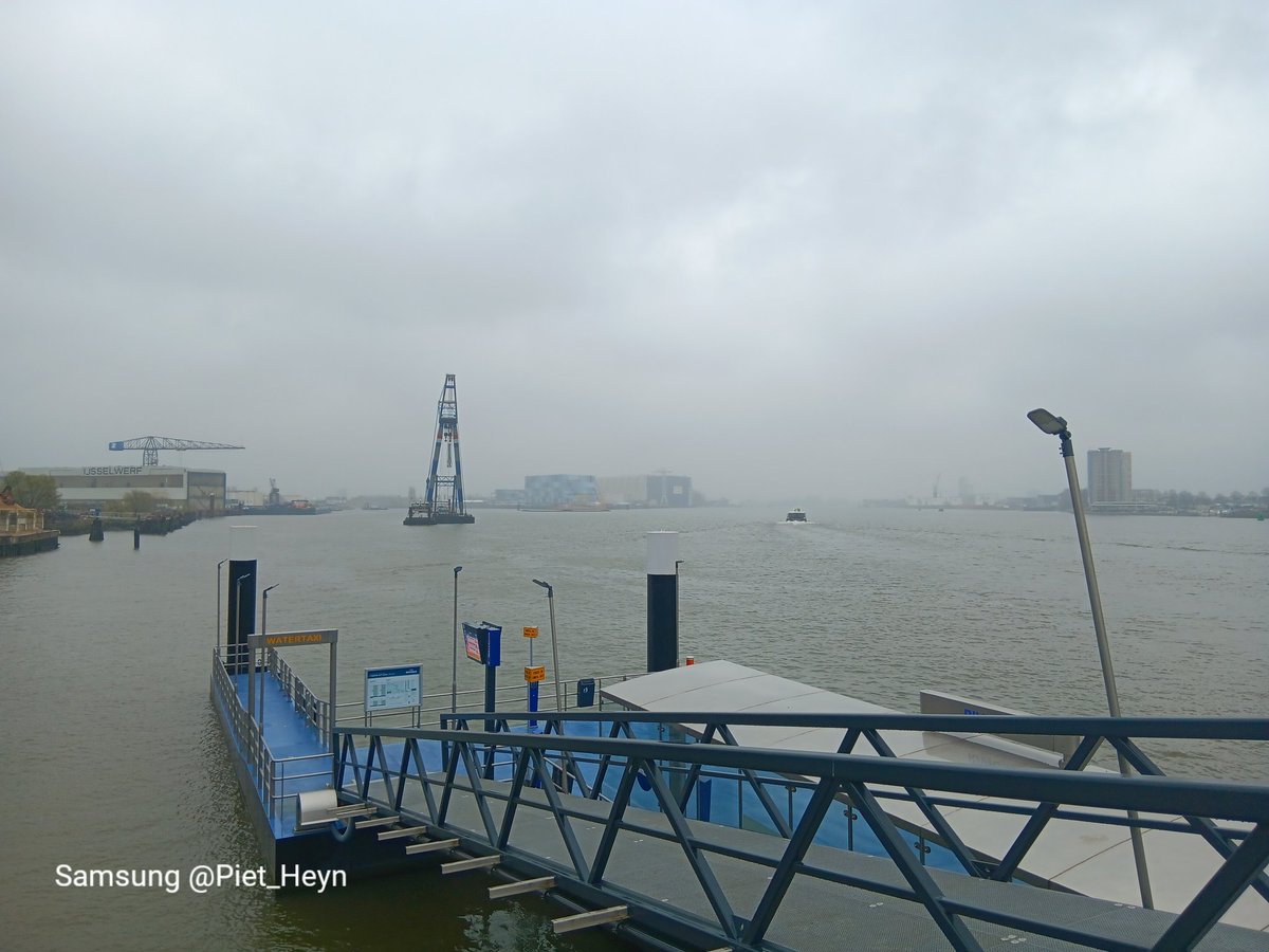 Water bus taxi aanlegsteiger. Maar geen parkeerplaatsen auto's of openbaarvervoer rivium, jammer dan weer.