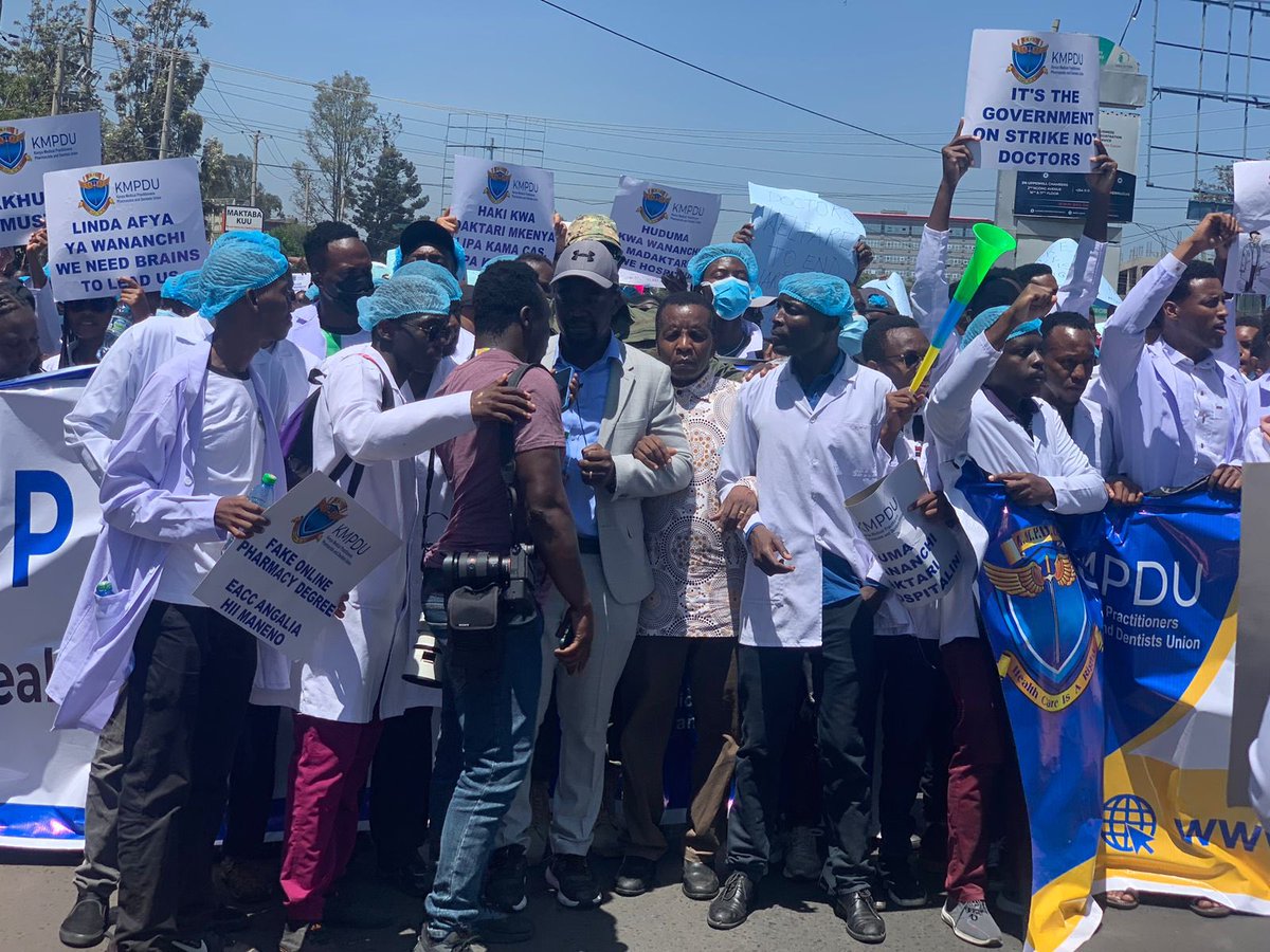 ReubenKigame's tweet photo. Joined our Doctors and Interns this morning to tell the government of Kenya that its priorities are wrong. Health comes before houses and promises must be kept. That Kenya is headed the wrong direction. @bonifacemwangi @WMutunga @wmnjoya @Wakabando @MutemiWaKiama @kmpdu @DanLukorito