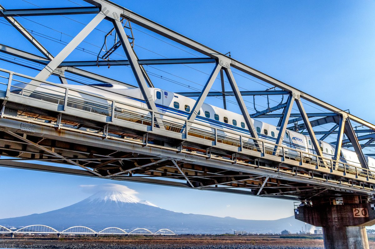 『富士山と新幹線』 日本を代表する富士山、そして新幹線のコラボを楽しめる場所。 今夜は牡蠣とワカメのしゃぶしゃぶと鶏ハムで🍻 今日も１日お疲れ様。 #写真好きな人と繋がりたい #PENTAX