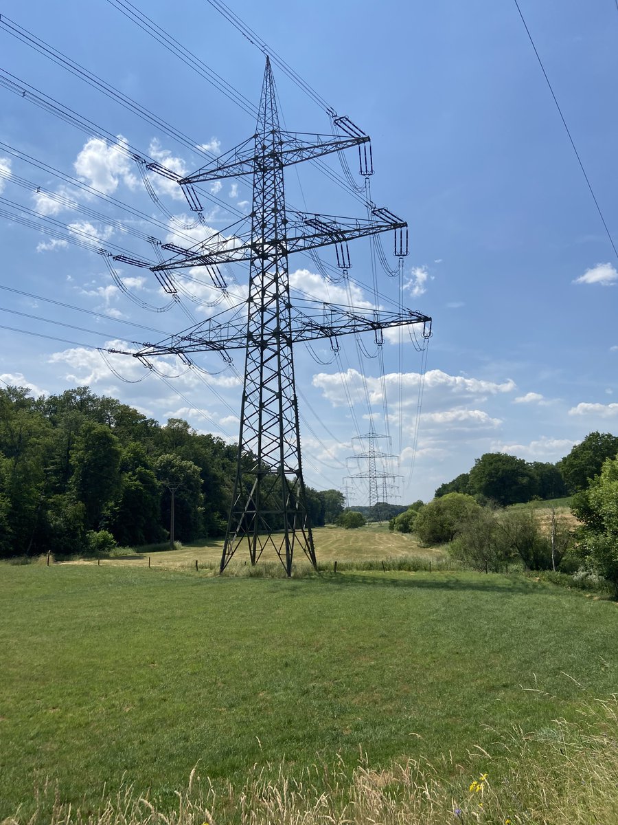Amprion's tweet image. Mehr #Strom fürs @saarland_de! ⚡️#Amprion verstärkt die #Freileitung zwischen Uchtelfangen &amp;amp; Ensdorf mit neuen Leiterseilen. Denn der Bedarf an elektrischer Leistung im #Saarland wächst und so können wir mehr Strom übertragen. Alle Details zum Baustart: amprion.net/Presse/Presse-…