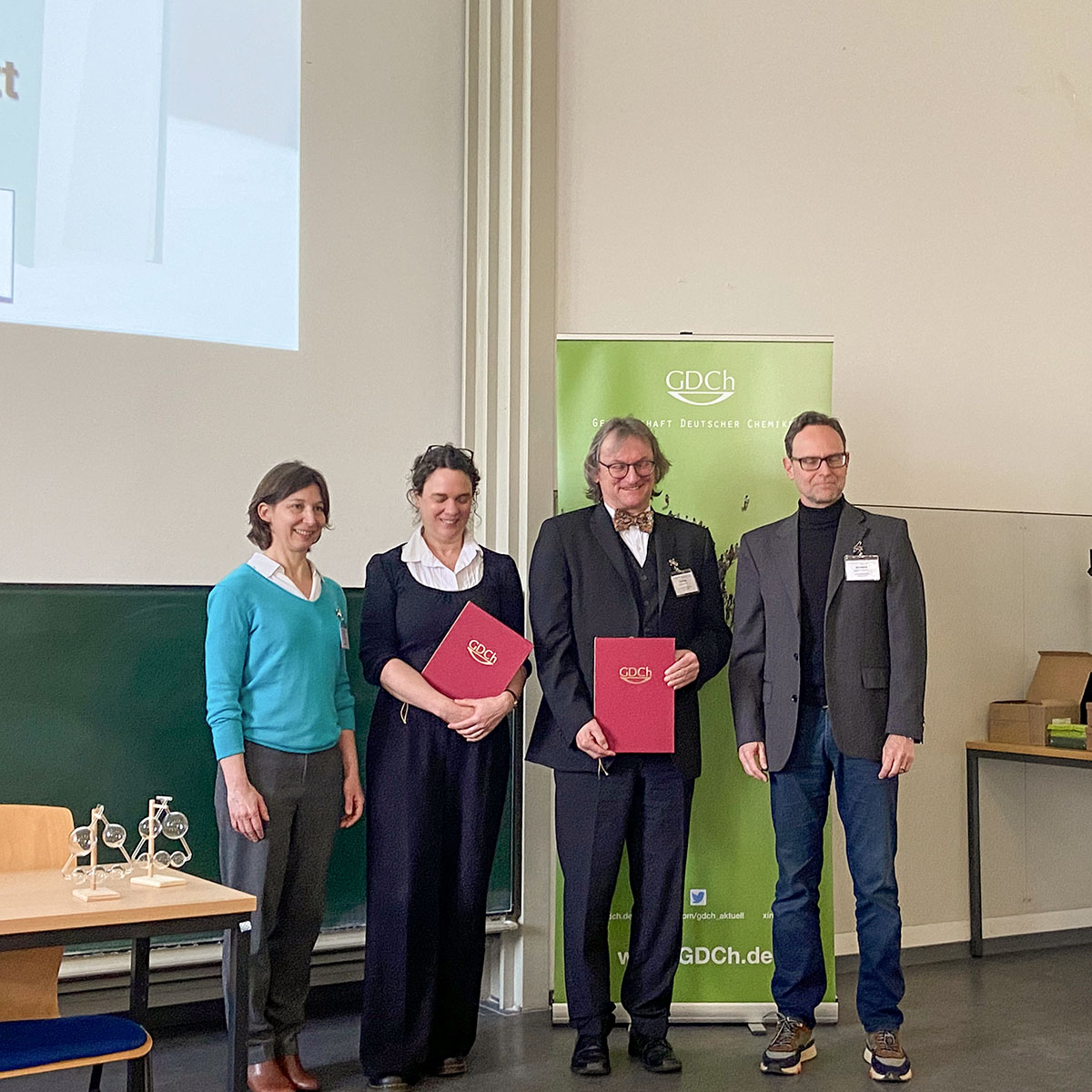 🏆Today the Paul Bunge Prize was awarded twice at the Conference of the GDCh Division of History of Chemistry: Professor Dr. Peter Heering @peter_heering, Europa-Universität Flensburg #EUF, received the award for his life’s work, especially with regard to the replication of