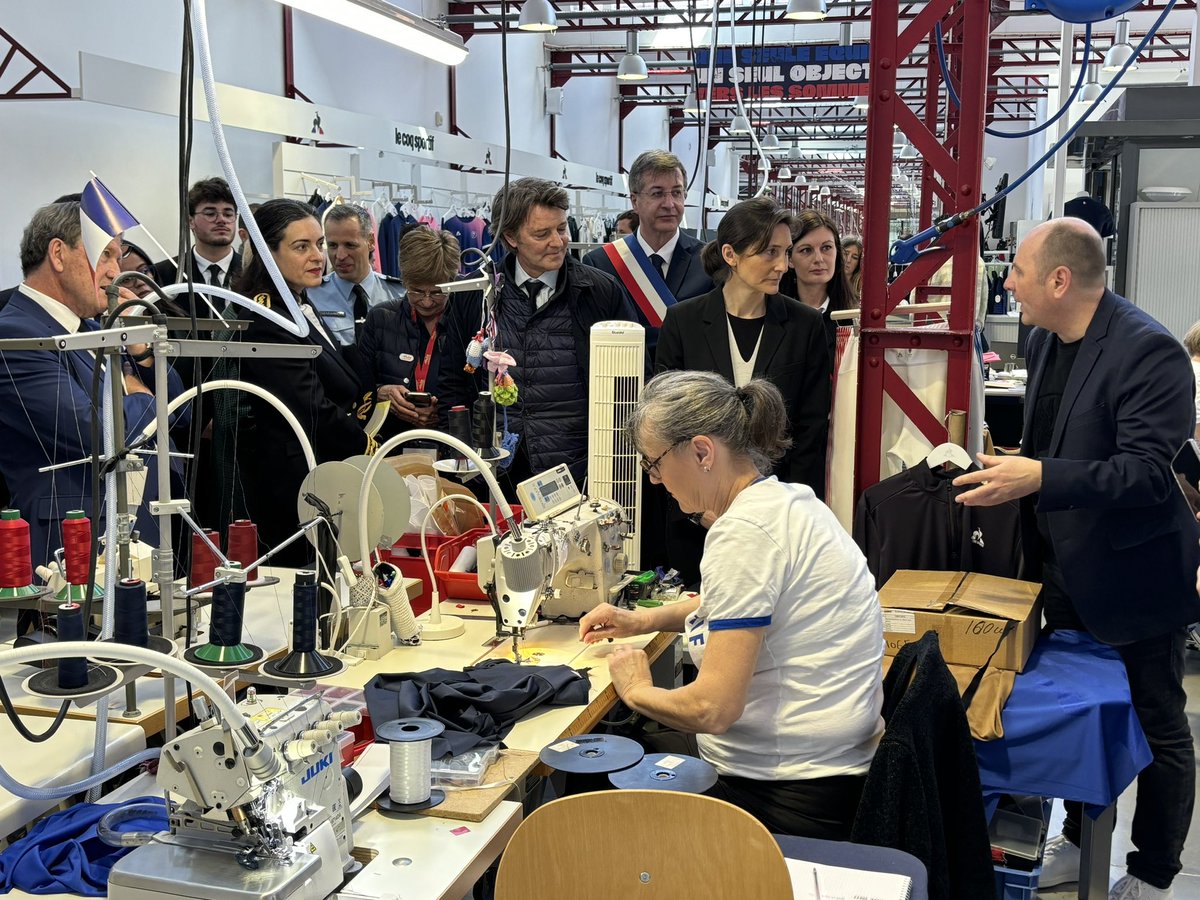 clemmeunier's tweet photo. La Ministre @AOC1978 en visite @lecoqsportif à Romilly sur Seine à l’occasion des tests du passage de la Flamme @Paris2024 🔥 ! #JO #Paris2024 #Aube #Romilly #JeuxOlympiques #LeCoqSportif https://t.co/mgqANabgZB
