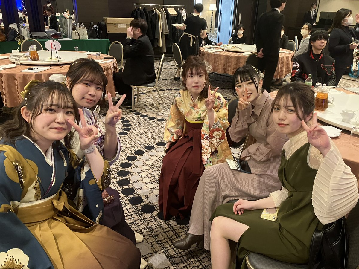 huma_tan's tweet photo. そして、卒業式後は、謝恩会を学生会のメンバーが中心になって開催してくれました🥹🍕🍖🎂🍻
クイズ大会、ビンゴ大会、スライドショー、サプライズメッセージ、サプライズプレゼントなどなど🎁✨😭
学生、教職員一緒に楽しい2年間を振り返りました🤣
#保育
#短大
#ユマニテク https://t.co/IKKTxJ35qb