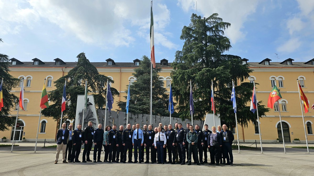 Eurogendfor's tweet photo. After a week of intensive work, colleagues from Ukraine Agencies have finished The Senior and Middle Management Course on Stability Policing in Vicenza (Italy). Carried out by #EUROGENDFOR in cooperation with #CoESPUand #NATO SP CoE, and led by #EUAM Ukraine. #Lexpaciferat. https://t.co/JYrwm3L4oG