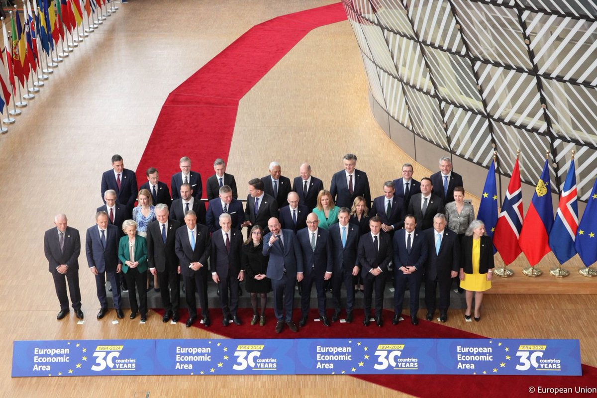 📸 Family photo uczestników szczytu #EUCO w 30. rocznicę współpracy w ramach Europejskiego Obszaru Gospodarczego #EEA30 wraz z premierami 🇮🇸 Islandii, 🇱🇮 Liechtensteinu i 🇳🇴 Norwegii.