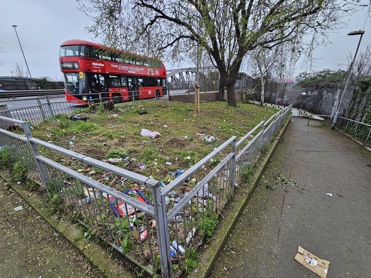 elektron95's tweet photo. @Brent_Council @MAsgharButt @kkrupas 
@VeoliaUK

Paying £170 council tax while walking across this every single day does not feel right!
It has been reported 20+ times bit nobody cares...
Why are no bins around? Why is a bin bag tied to railing is the solution?!
Unacceptable! https://t.co/9umwTN88Sh