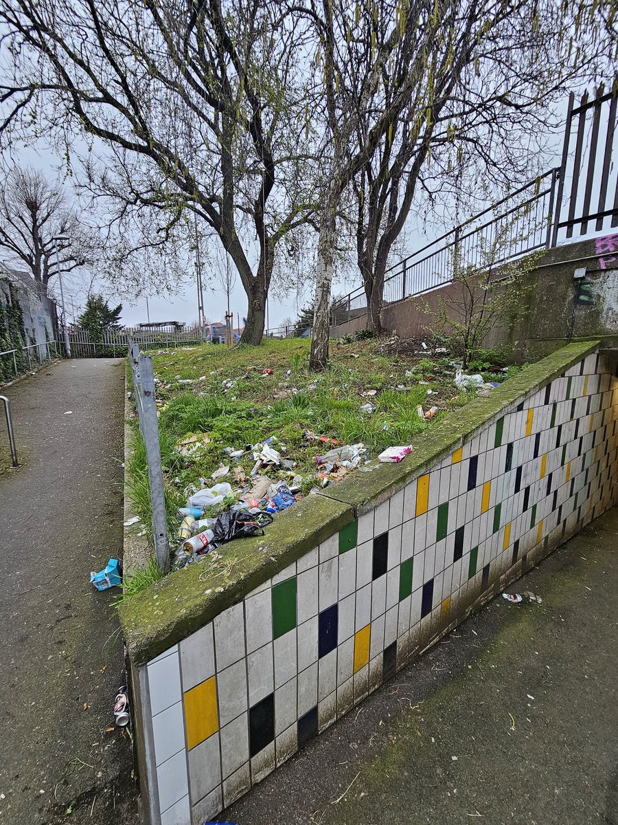 elektron95's tweet photo. @Brent_Council @MAsgharButt @kkrupas 
@VeoliaUK

Paying £170 council tax while walking across this every single day does not feel right!
It has been reported 20+ times bit nobody cares...
Why are no bins around? Why is a bin bag tied to railing is the solution?!
Unacceptable! https://t.co/9umwTN88Sh