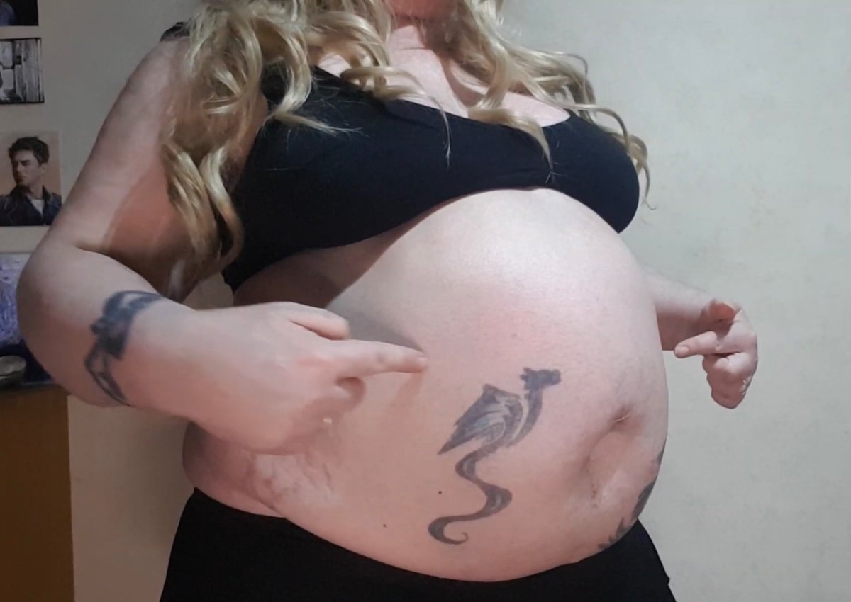 GurgleGoddess's tweet photo. Guess where the food is? Would you like a clue? https://t.co/BrtK4xFOhF ♥️ #feedee #feedeebelly #supersize #weightgain #stuffed #foodbaby #potbelly #overate https://t.co/mGljuHH5bq