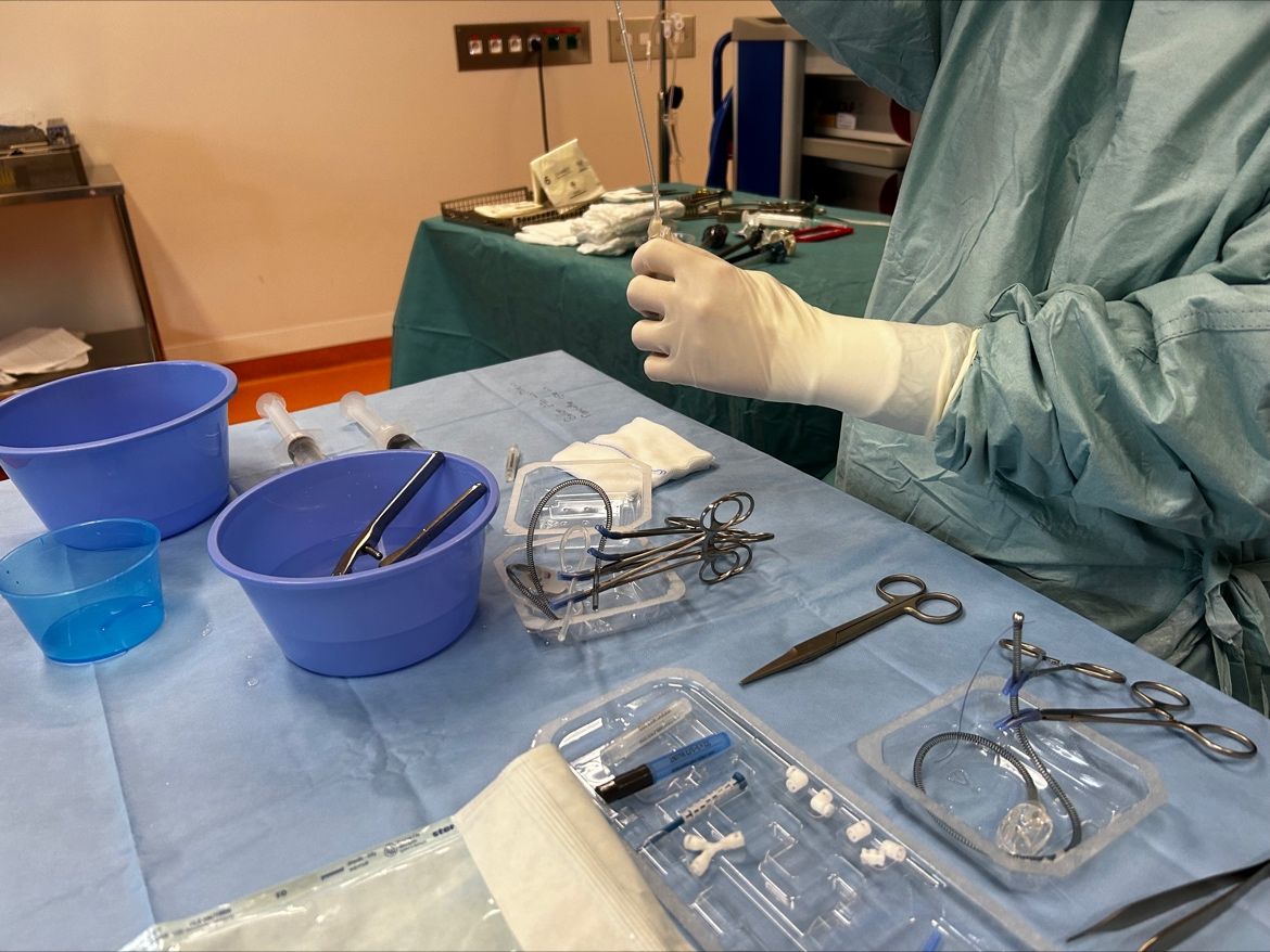 Semaine de la continence urinaire. Retour en images du bloc opératoire au CHU de Nantes où s’est déroulée avec succès l'implantation d'un sphincter féminin assistée par robot 🤖. Cette technologie permet une précision accrue et une récupération plus rapide pour nos patients.