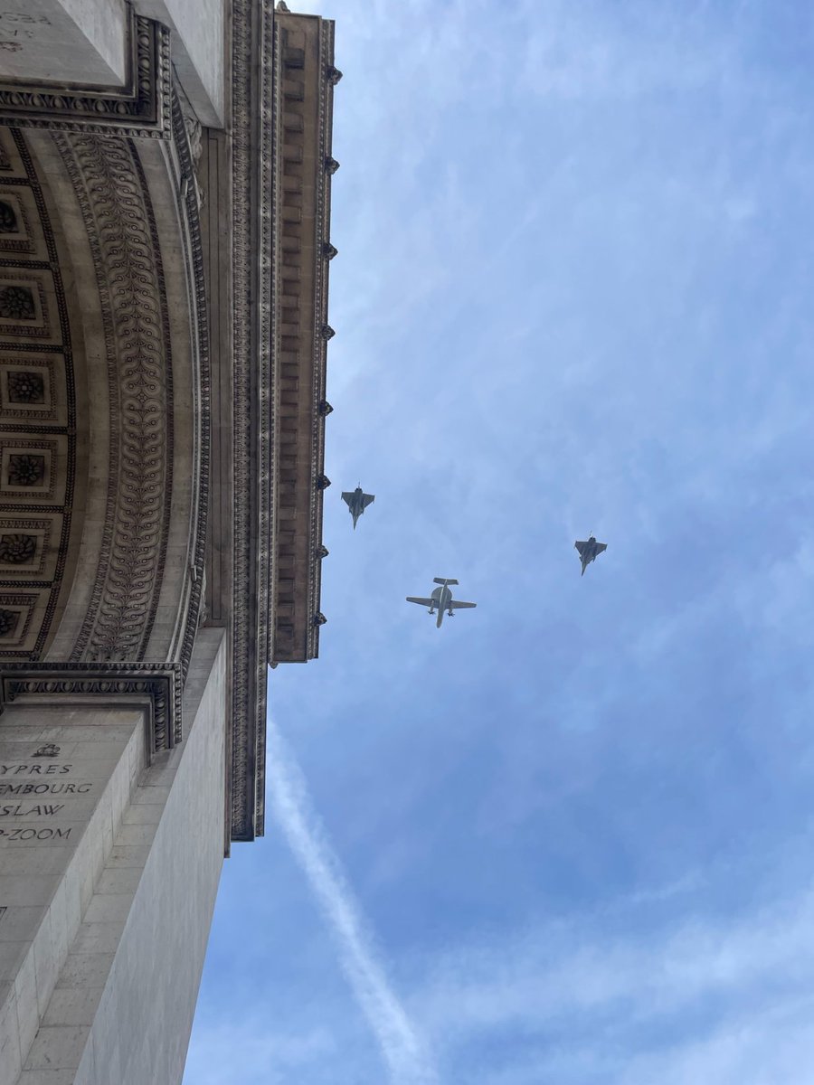 #JeudiPhoto nos yeux se sont arrêtés sur cet instant capturé par l'un de nos agents d'accueil😮📸 Les rafales ont survolés @Paris le mois dernier, ne pouvant échapper à la rapidité et au talent de notre collaboratrice ! ✈️