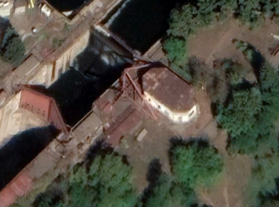 Footage of missile that struck the Dnipro hydroelectric power plant in Zaporizhzhia today, was filmed from an area on the south side of the river, showing a missile flying over the building here: 47.865849, 35.092206