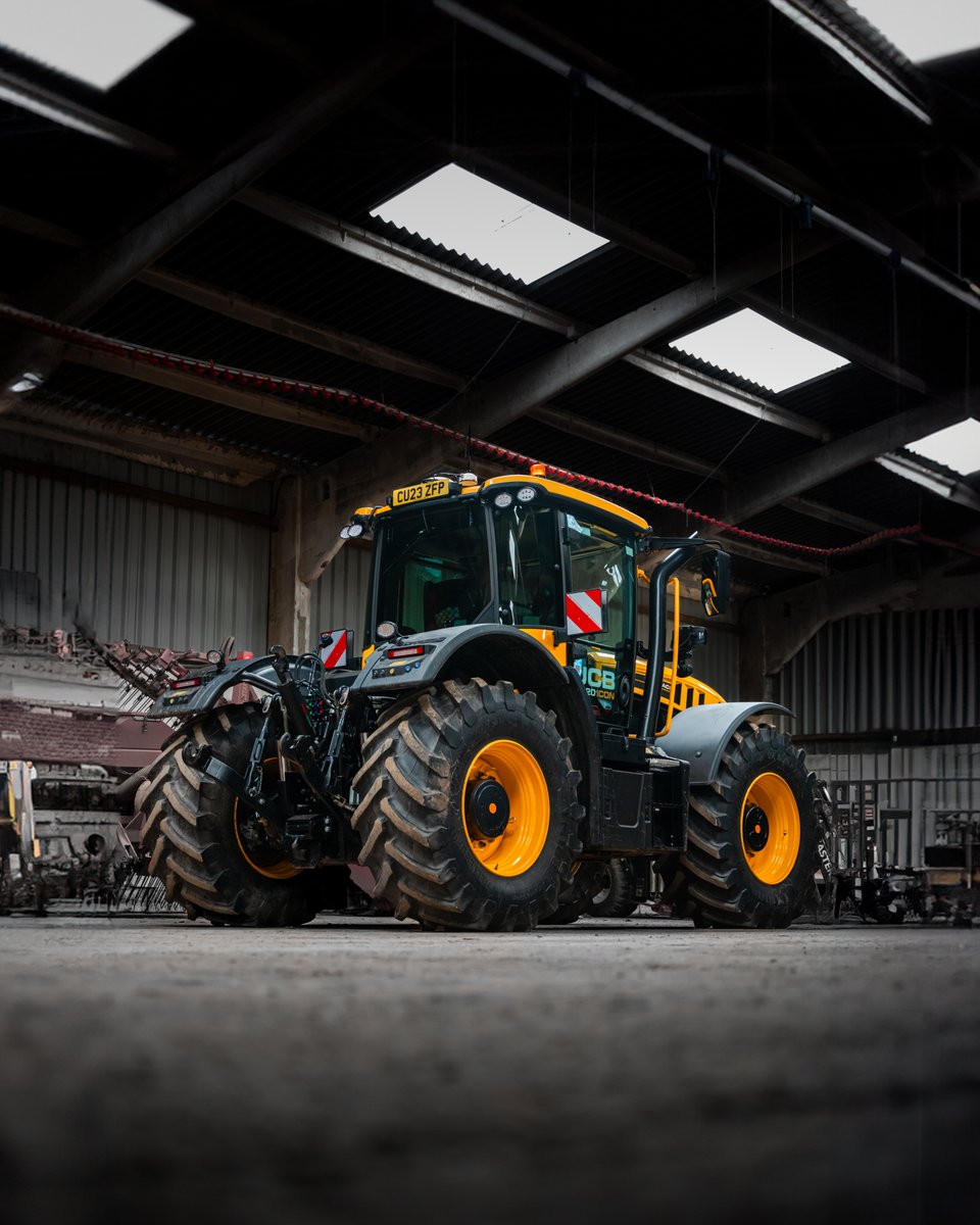 jcbfrance's tweet photo. Le #JCB FASTRAC 4220 iCON a été vu dans un hangar agricole du Staffordshire, en Angleterre. 
En savoir plus : https://t.co/9ASd0xBdwI https://t.co/Jtum5aqgOx