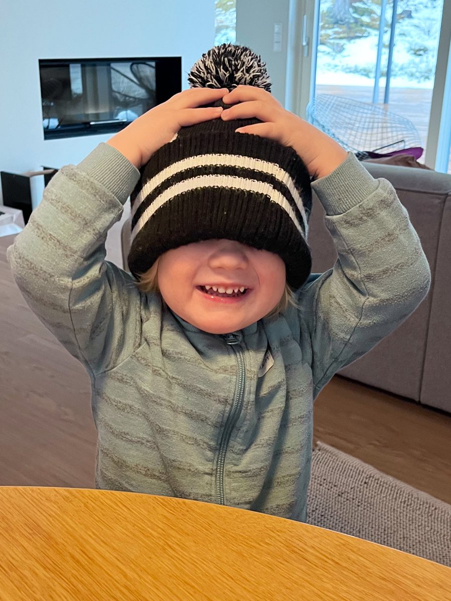 SuviUusitalo's tweet photo. Hunajata! 🍯🍯🍯 Kaksivuotias vaati aamulla, että saa lähteä @HCTPS-fanipipo päässä päiväkotiin. Tunnelma Turussa nousee jo ◼️◽️◼️◽️
#jääkiekko #playoffs #tepsi #tps #hunajata https://t.co/RtlCrByXmD
