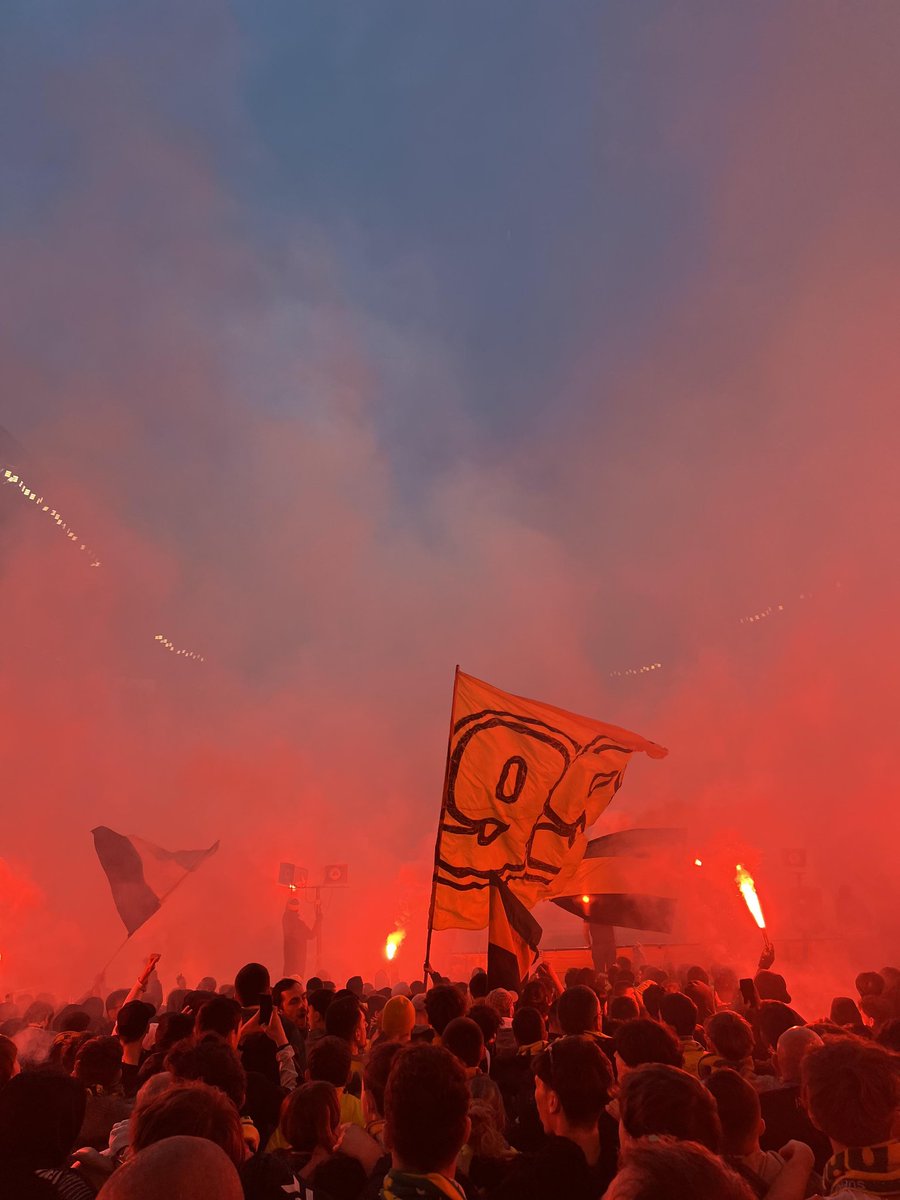 Nantes - Strasbourg Une dizaine de Ch'tis présents. Pensées émues pour toi @Titinantais les expatriés pour lesquels tu militais également sont avec toi 🕊️🔰#FCNRCSA #NantesEnNord