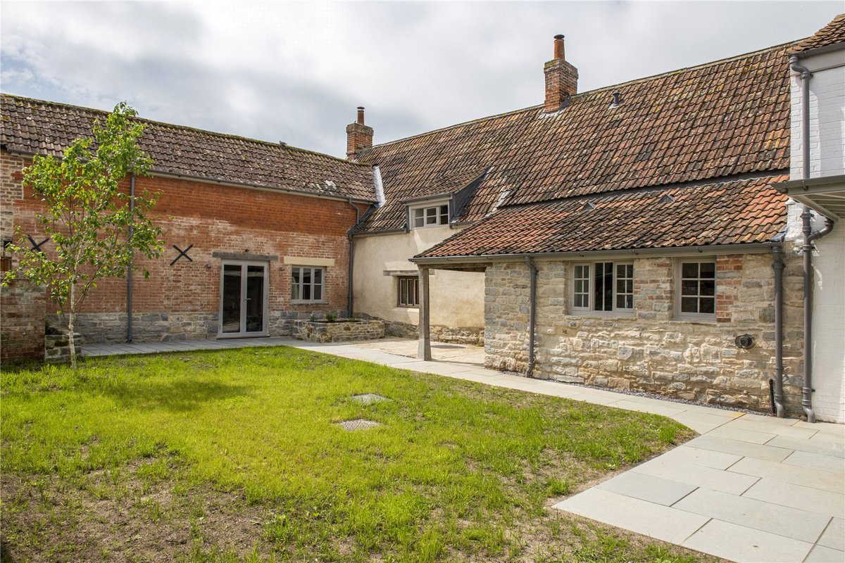#Middlezoy #Bridgwater #Somerset Merricks Farmhouse is a significant and painstakingly restored #GradeIIlisted #medievalfarmhouse of immense character. On the market with a new guide price of £765,000 jackson-stops.co.uk/properties/172… @ClubMiddlezoy @countryandtown