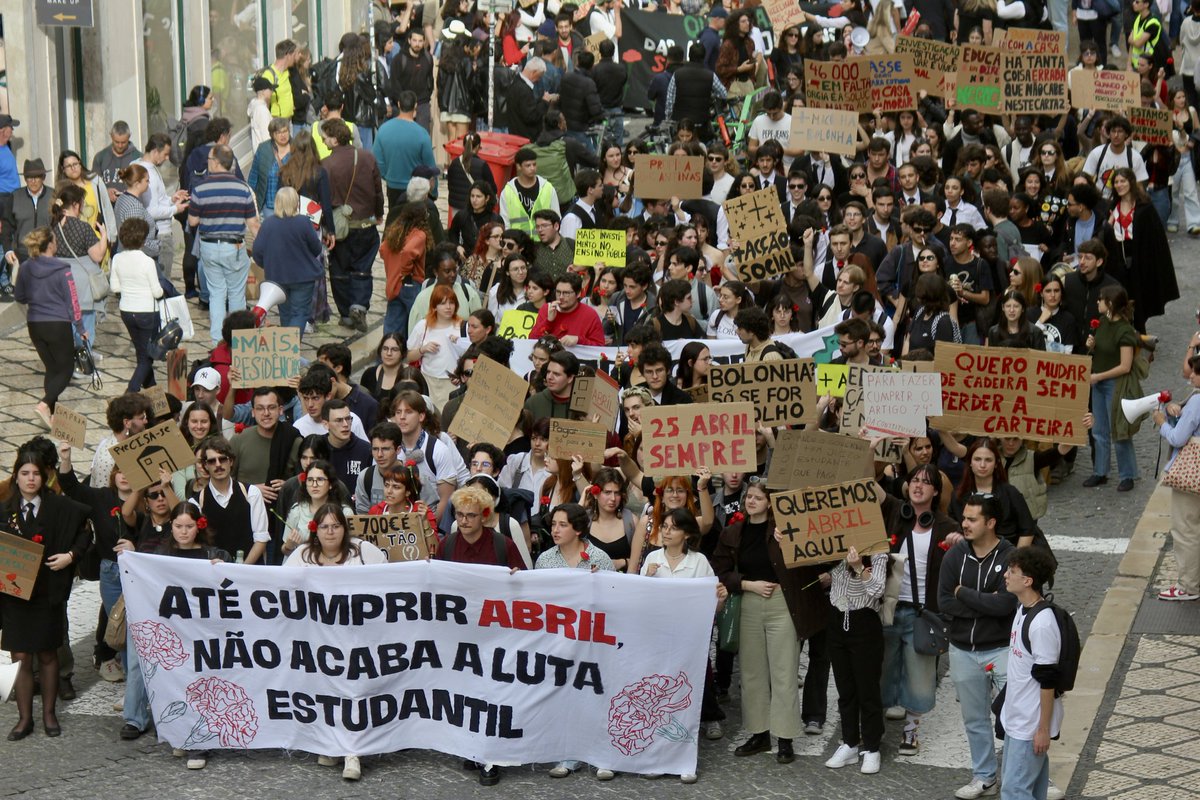 Por um Ensino Superior de Abril tenham a certeza que ninguém arreda pé. 

Grande dia de luta.