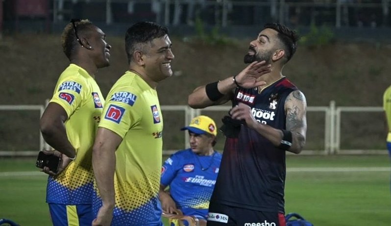 TrendVirat's tweet photo. Mahirat!!❤️💛 

@imVkohli • @msdhoni • #CSKvRCB https://t.co/KOYp5KhqFQ