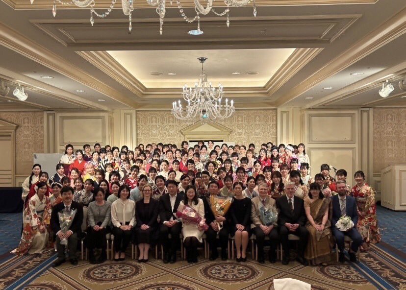 english_kc1948's tweet image. 3/20(水・祝)、久しぶりで英文学科の謝恩会が開催されました🎉卒業生も先生も明るく華やかな笑顔🤗です💕まもなく、新しい生活が始まりますね。みなさん、どうか元気で❣️
#神戸女学院大学英文学科  #神戸女学院大学国際学部　#KobeCollegeDepartmentofEnglish #謝恩会 #おめでとう