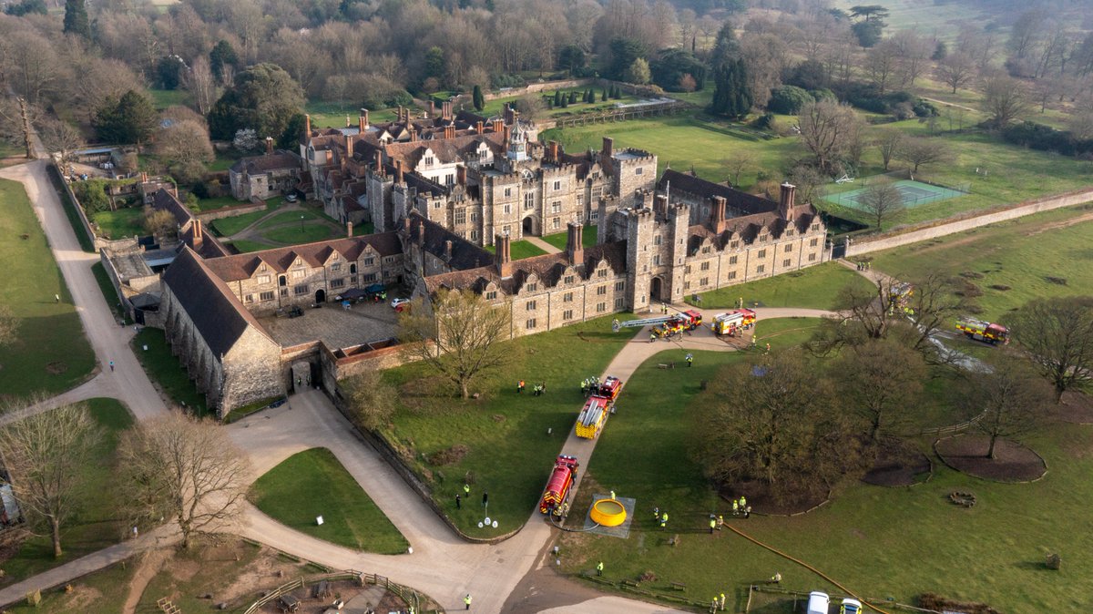 Crews put their skills to the test in a fire exercise at the historic @KnoleNT in #Sevenoaks yesterday, which is home to internationally significant and extremely rare artefacts. Read more, here - kent.fire-uk.org/news/firefight…