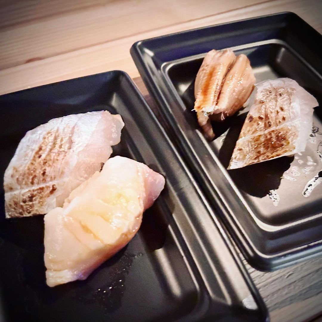 makiom's tweet image. フェーダーでお鮨食べたよ🍣イエズシ会のおもひで。
#イエズシ会 #ガキ鮨 #EATIN #barfader