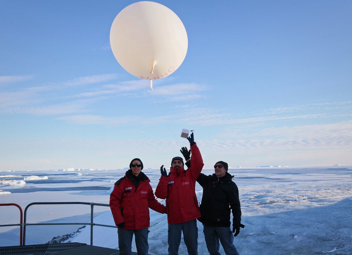 En cette journée mondiale de la météorologie, l'équipe @meteofrance de la station effectue comme tous les matins le lancer de ballon radiosondage qui vise à mesurer le vent, la température et l'humidité en fonction de l'altitude. #WorldMetDay #JournéeMondialeDelaMétéorologie
