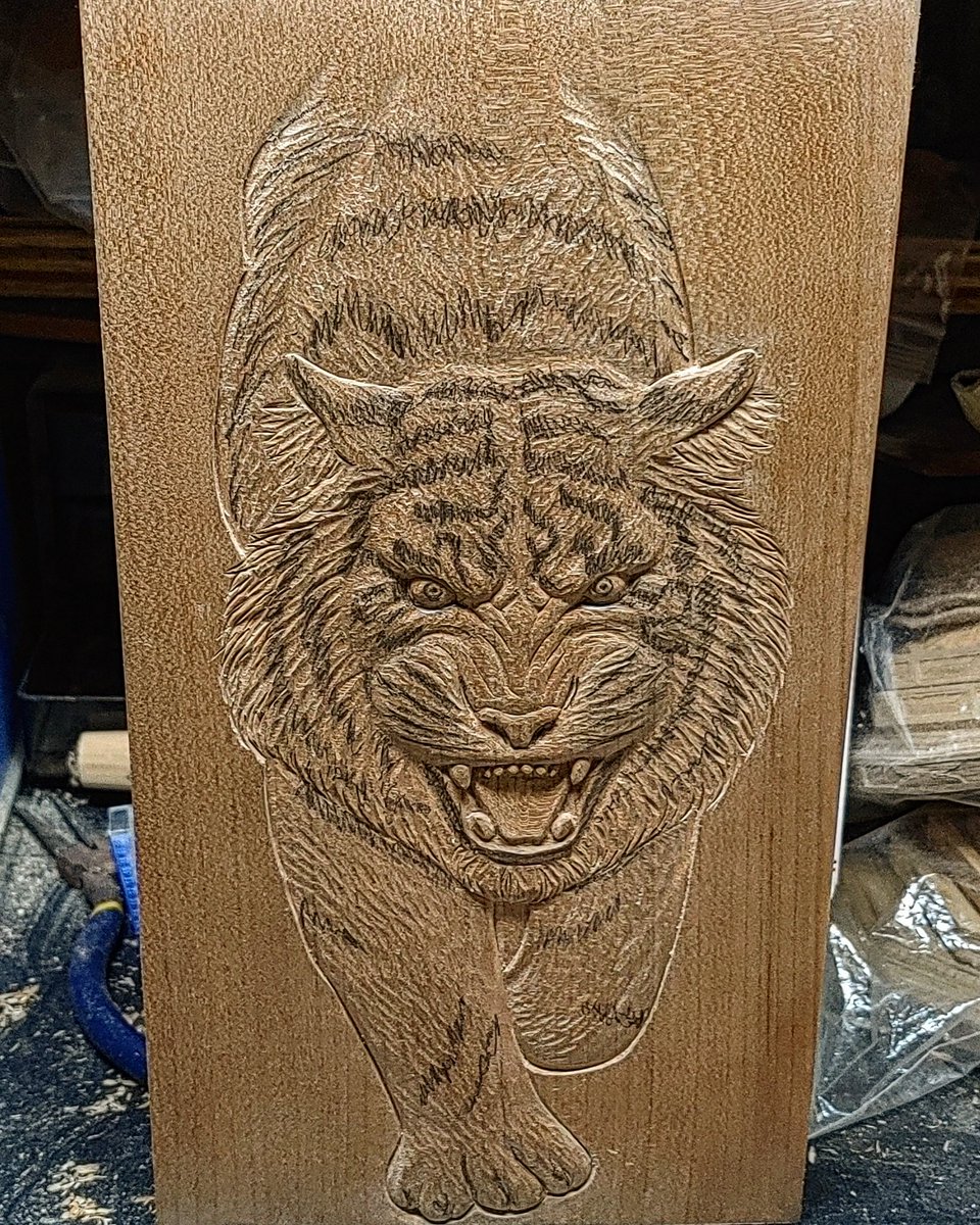 知名度を上げたいので拡散してください 木の板に彫刻刀で絵を描いて