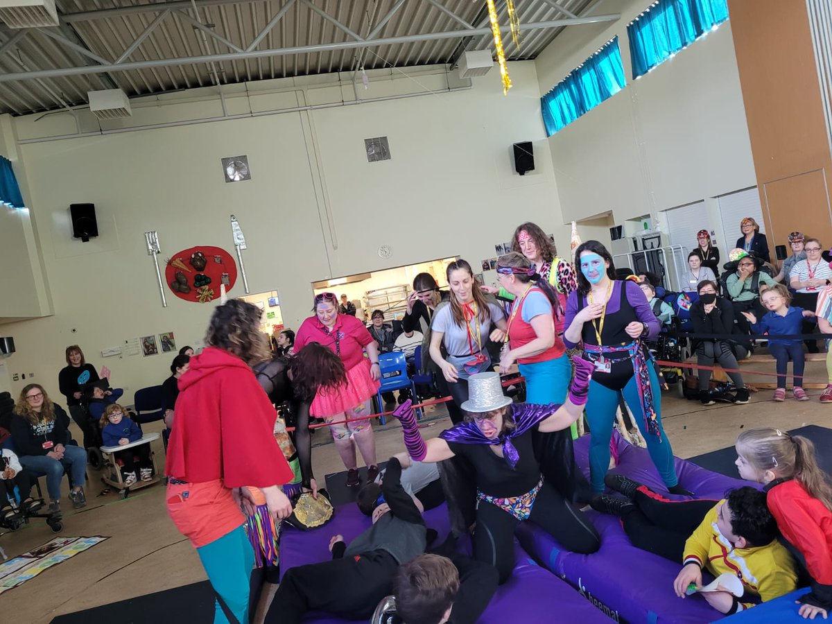 Team_Oaklands's tweet photo. Truly the most amazing of days @Team_Oaklands ! The legend that is @RobbieCardwell1 @IronGirdersGym superseded all our expectations &amp; is now off around all classes with The Doppelganger to drop off presents for our pupils. What a man! What a day! #champion #FridayFeeling #joy https://t.co/xLwbIxhLNB