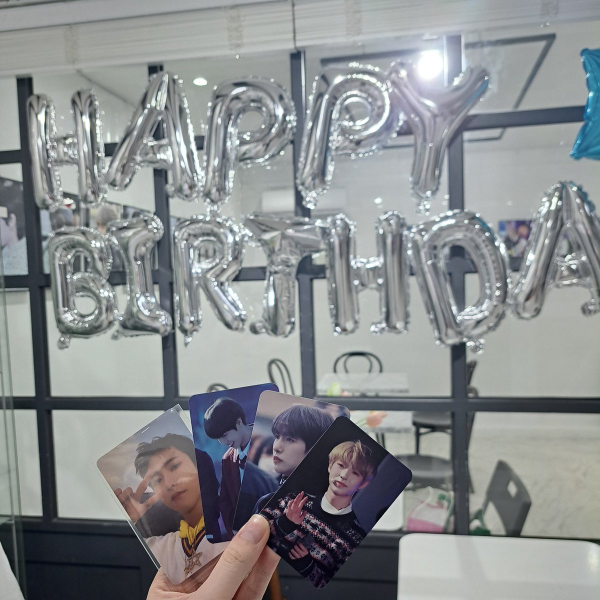 ro9_sum's tweet photo. 📍러빈허플라워카페
#내꿈속에_하현달_런쥔
#런쥔아_나도사랑해 
예쁘고 귀여운 런쥔이가 가득한 곳!! 런쥔아 생일축하해!!! 럭드 3등 2개나와서 그립톡이랑 키링 받았당 히히 따뜻한 주최분들도 반가웠어요💗 https://t.co/bnt3KKByra