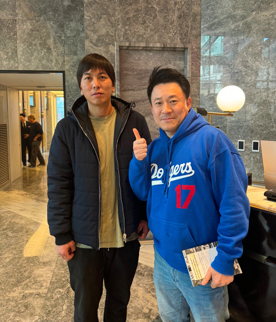 livedoornews's tweet photo. 【発覚直前】水原通訳は「終始暗い表情」 韓国のファン、自著を渡し記念撮影も
https://t.co/dRrO9bOuVk

大谷翔平の韓国のファンコミュニティー会長が水原氏と会ったのは19日午後。声をかけ、大谷を応援する活動をつづった自著を託し、写真も撮影したが、水原氏は終始暗い表情だったという。 https://t.co/Tq6wtHlZ7a