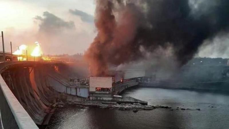 La centrale hydroélectrique du Dniepr, qui a été la cible de tirs ce soir 22 mars, a arrêté son activité, a déclaré le directeur d'Ukrhydroenergo, Igor Sirota. Il a dit qu'il y avait un risque de perdre la station. Le barrage d'une longueur de 760 mètres fait 64 mètres de haut.