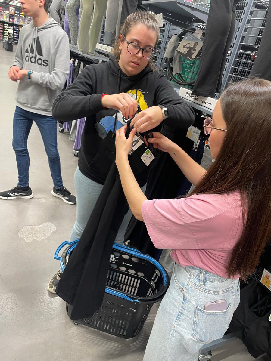 proyecto675's tweet photo. 🛍️ El Grupo 1 de #HHSS Habilidades Sociales estuvo con los amigos de @decathlonmalaga iniciándose en el mundo laboral.
Fue una tarde maravillosa, con un trato exquisito, donde nuestros chicos y chicas aprendieron muchísimo durante la tarde.
⚫️⚪️ #ProgramaParticipa #Proyecto675 https://t.co/kBn9Kax89a
