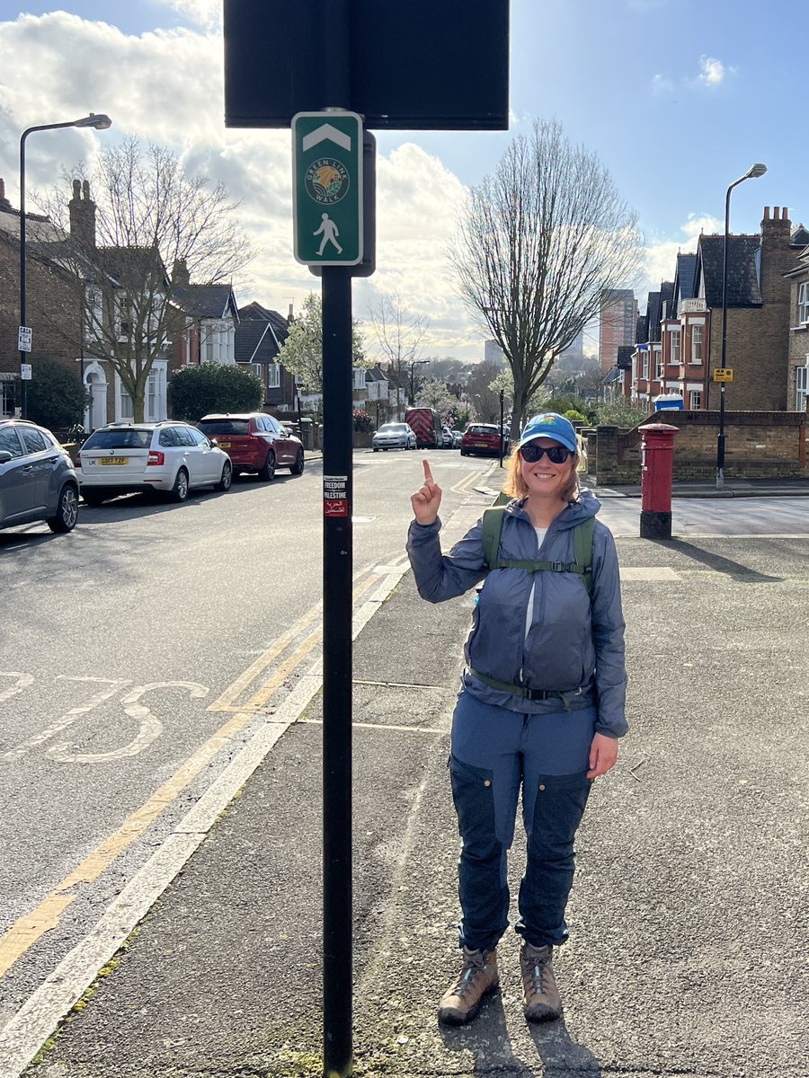 For #FingerpostFriday I think this is the first/last waymarker for the #GreenLinkWalk at the Walthamstow end - just by the edge of the forest with a view across London 🏙️ as I couldn’t find any by St Peter’s Church bus stop or in the woods, unless I missed them? 🤔 🪧 🏙️ 🌳