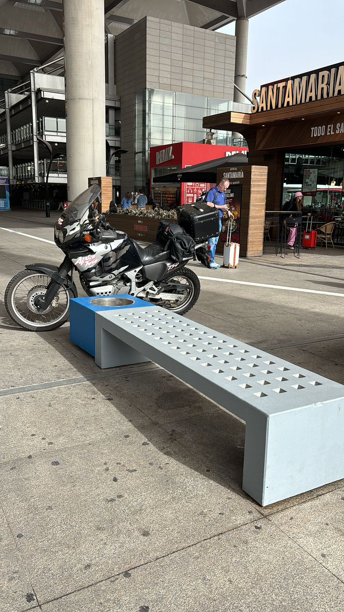 Gran aeropuerto de Málaga, seguridad cero , nuevo parking de motocicletas. Ni quitan los piratas de la salida de llegadas ni na de na .<a href="/aDanielPerez/">Dani Pérez /❤️🇪🇺</a> <a href="/pacodelatorrep/">Paco de la Torre</a> <a href="/malaga/">Ciudad de Málaga</a> <a href="/malagahoy_es/">Málaga Hoy</a> <a href="/DiarioSUR/">SUR. El periódico de Málaga</a> <a href="/ELITE_COSTA_SOL/">ELITE TAXI COSTA SOL</a> <a href="/taxiunionmlg/">Taxi Málaga</a> <a href="/AUMATMalaga/">AUMATMalaga</a> <a href="/aena/">Aena</a>