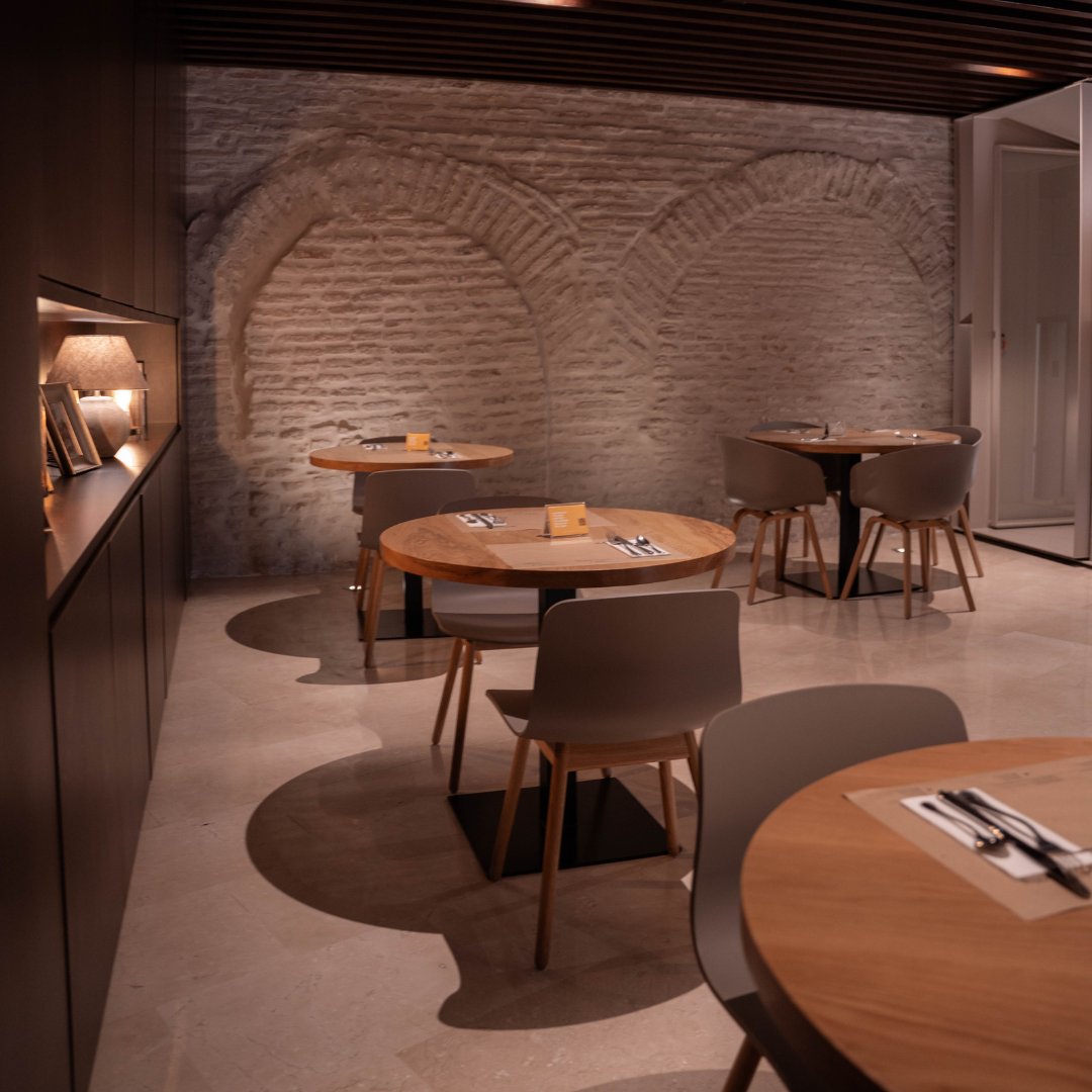 At the breakfast area of Hotel Posada del Lucero, you can immerse yourself in the history of our inn while starting your day with energy.
En la zona de desayunos del Hotel Posada del Lucero, puedes disfrutar de la historia de nuestra posada, mientras empiezas el día con energía.