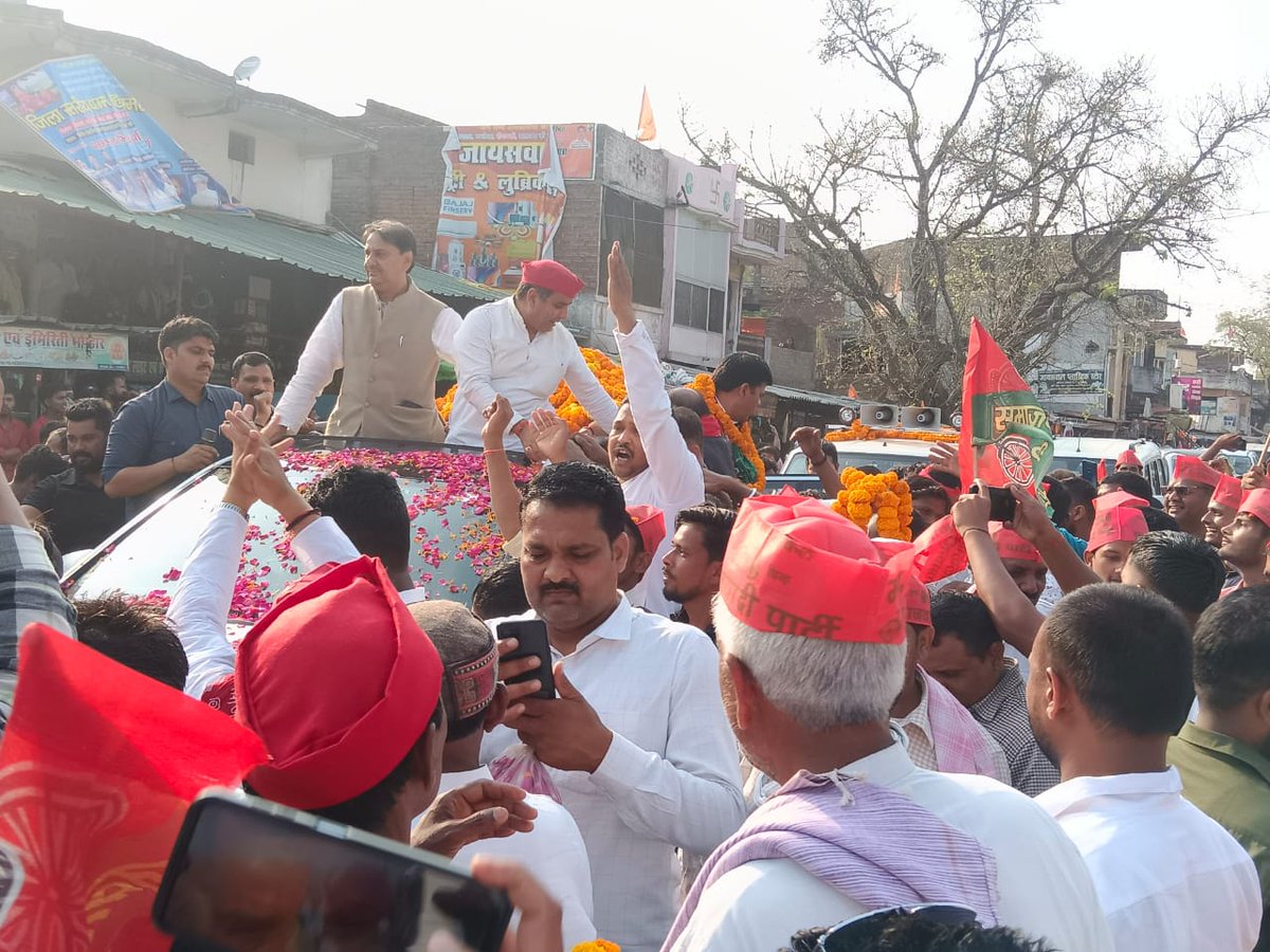 shahalam_jamali's tweet image. आज आजमगढ़ सदर लोकसभा के प्रत्याशी व भावी सांसद माननीय श्री धर्मेंद्र यादव जी की अगुवाई में आज सदर विधानसभा और मेहनगर विधानसभा में लोगों से मुलाक़ात की और सभाओं को संभोदित किया।

#पीडीए_हराएगा_एनडीए #LokSabhaElections2024 #dharmendrayadav 

शाह आलम &quot;गुड्डू जमाली&quot;
विधान परिषद…