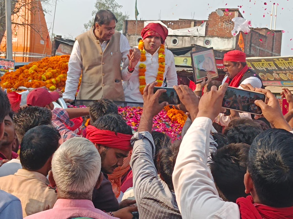 shahalam_jamali's tweet image. आज आजमगढ़ सदर लोकसभा के प्रत्याशी व भावी सांसद माननीय श्री धर्मेंद्र यादव जी की अगुवाई में आज सदर विधानसभा और मेहनगर विधानसभा में लोगों से मुलाक़ात की और सभाओं को संभोदित किया।

#पीडीए_हराएगा_एनडीए #LokSabhaElections2024 #dharmendrayadav 

शाह आलम &quot;गुड्डू जमाली&quot;
विधान परिषद…