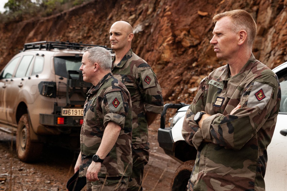 Visite du père de l’Arme des @troupesdemarine au @RIMaP_NC. Les #Volontaires fiers de présenter leur régiment de @armeedeterre ! #EtrePret pour les défis d’aujourd’hui et demain! Merci aussi à la @3eDivision de son intérêt pour l’#IndoPacific