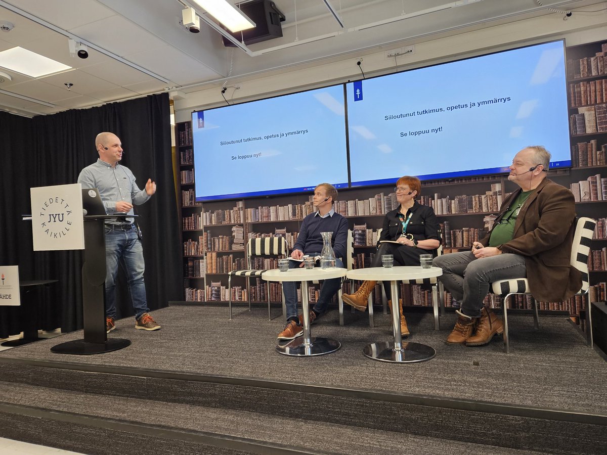 Se loppuu nyt! Nimittäin maa ja vesiekosteemien siiloutunut tutkimus ja koulutus sanoo <a href="/PanuHalme/">Panu Halme</a> <a href="/JYU_WISDOM/">@JYU_Wisdom</a> <a href="/uniofjyvaskyla/">University of Jyväskylä</a> lounaskollokviopaneelin avauksessa, jonka aiheena on maa- ja vesiekosysteemien vuorovaikutus kesävyysmurrostutkimuksen ytimessä. <a href="/saijakol/">Saija Koljonen</a> <a href="/nieminenmp/">Mika Nieminen</a>