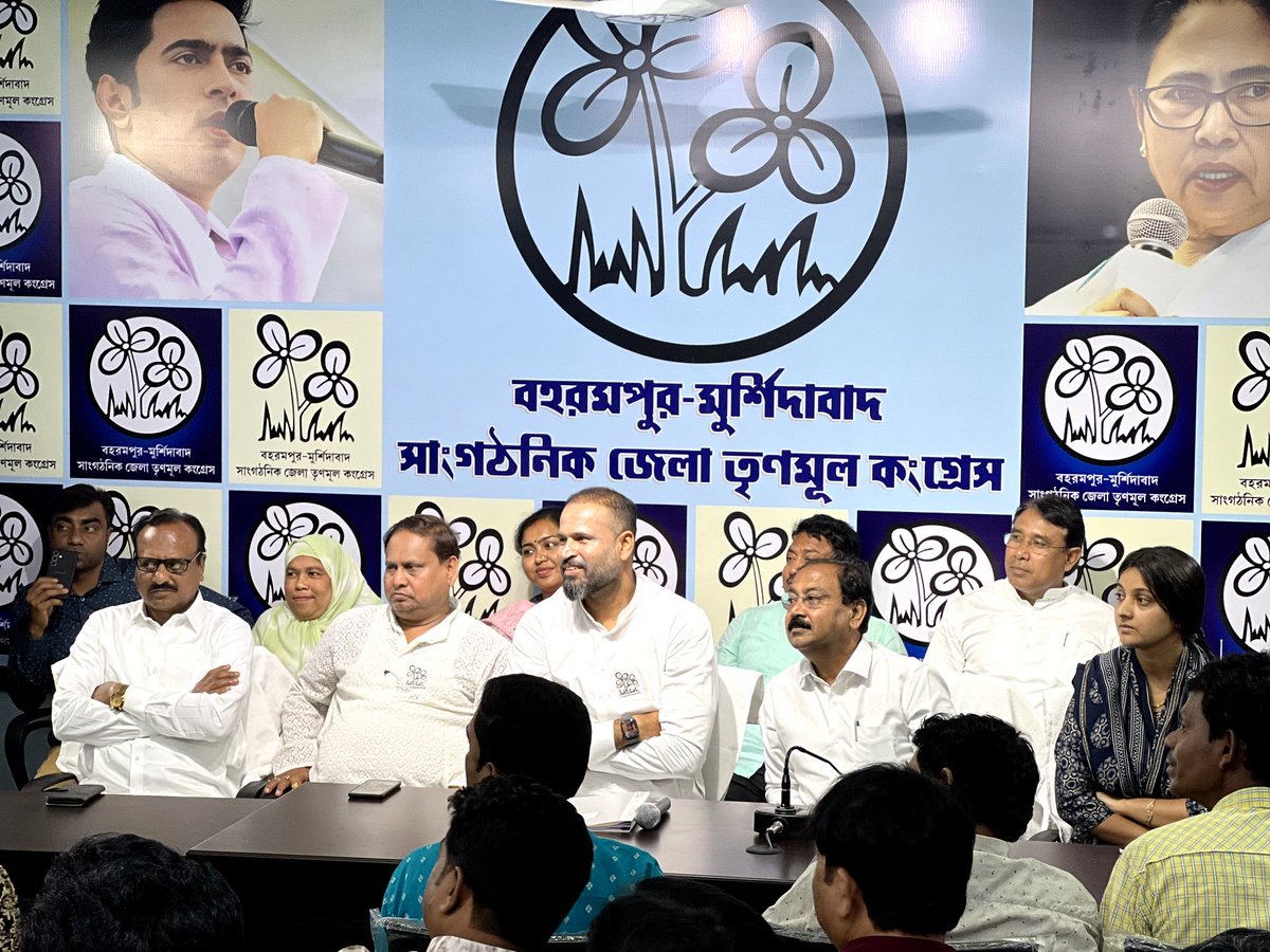 Humayunjup's tweet photo. আজ বহরমপুর জেলা তৃণমূল কংগ্রেস কার্যালয়ে ১০নং বহরমপুর লোকসভা কেন্দ্রর প্রার্থী ইউসুফ পাঠানের সঙ্গে সমস্ত জেলা নেতৃত্ব,শাখা সংগঠনের সভাপতিগণ ও ব্লক সভাপতিদের সঙ্গে আলাপচারিতার  বিশেষ কিছু মুহূর্ত।।

@MamataOfficial জিন্দাবাদ
@abhishekaitc জিন্দাবাদ
@iamyusufpathan জিন্দাবাদ https://t.co/pMMA05OMVW