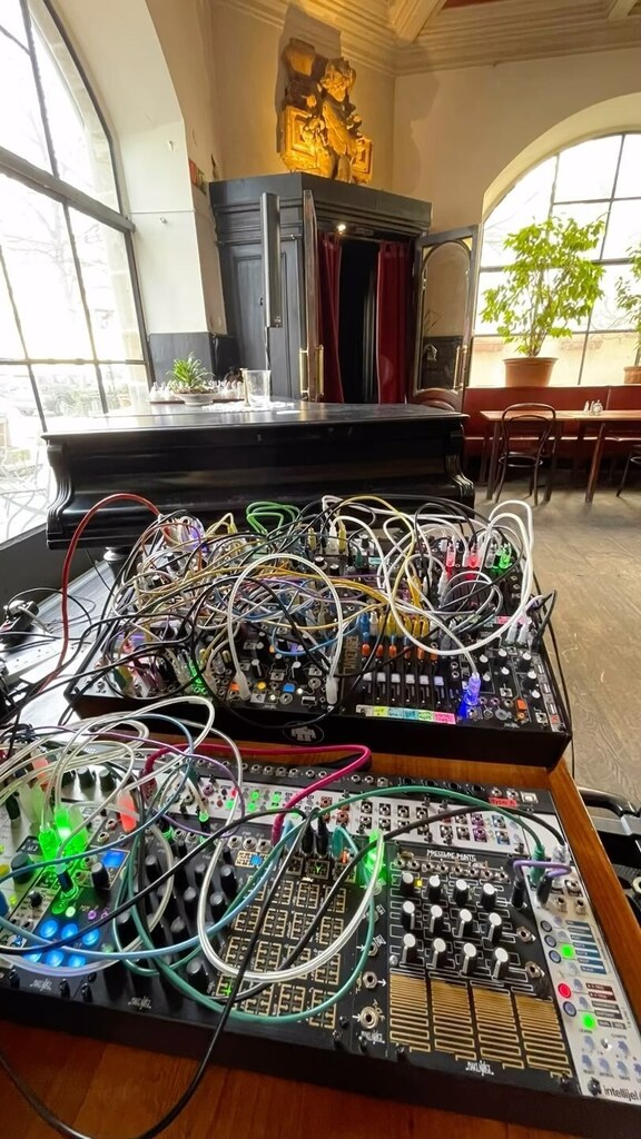 Checking the connections @hotelmariandl for the gig with Sunroof later tonight Electronic Music Improvisation #eurorackmodular #modularsynth #electronicmusic #improvisation instagr.am/reel/C40DuZXNl…